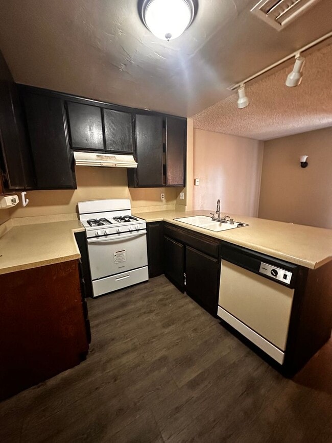 Building Photo - 2 bed 1 bath Apartment