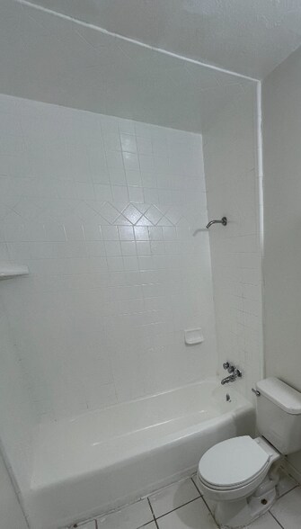 Building Photo - 831 E Stratford Ave