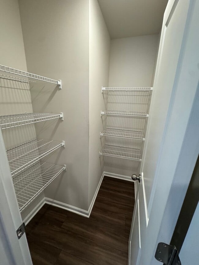 Building Photo - 5BR w/ Backyard & Driveway in Camden, SC