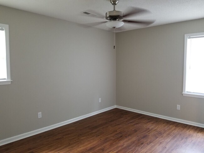 Building Photo - Brick Home in Goose Creek