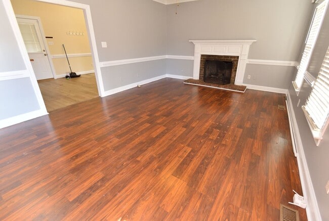 Building Photo - 3924 Hampton Dr