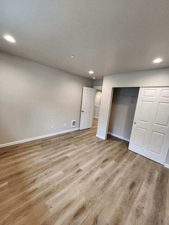 Building Photo - "Stunning 3-Bedroom Townhouse with attache...