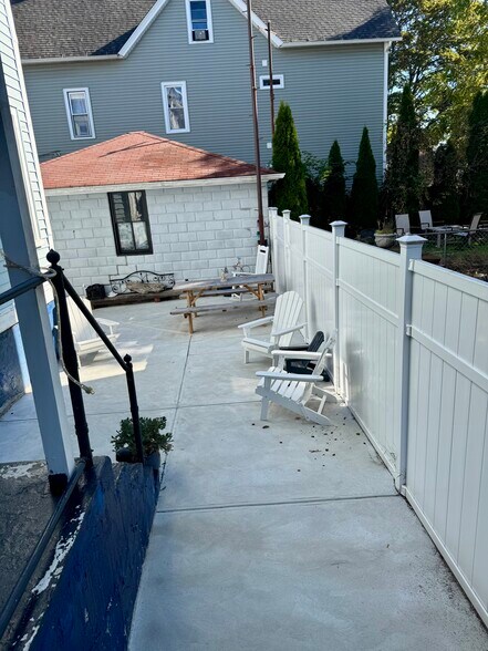 Building Photo - 123 Almy St