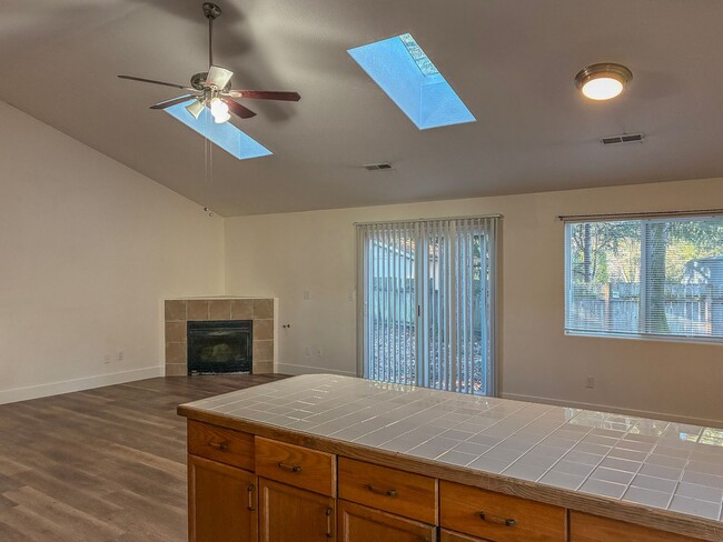 Building Photo - 3 Bedroom 2 Bath Ranch Home Available January 2026 !