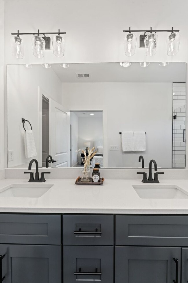 Building Photo - 3BR 3.5 BA townhome with 2 car garage in Madison, gated community, Close to I-65/Rivergate PET FR...