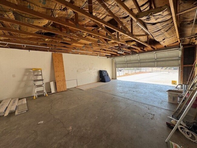 Building Photo - 2BR Remodeled and Updated, Large cement pa...