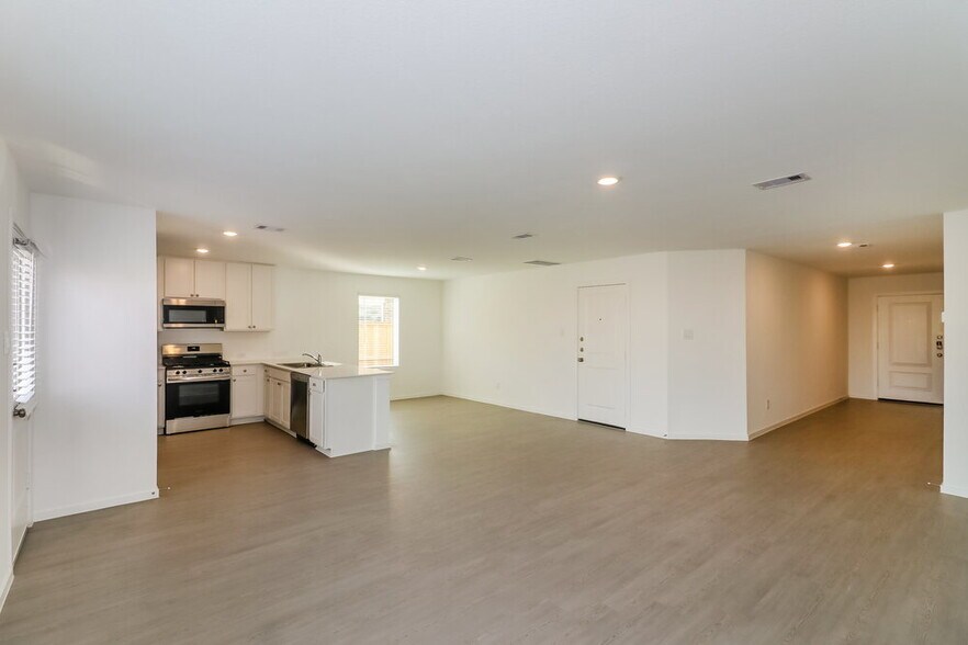 Building Photo - 16726 Old Wagon Wy