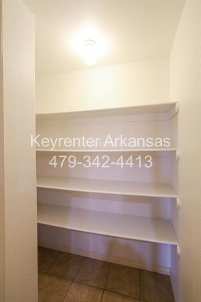 Building Photo - Gorgeous home in Bentonville!