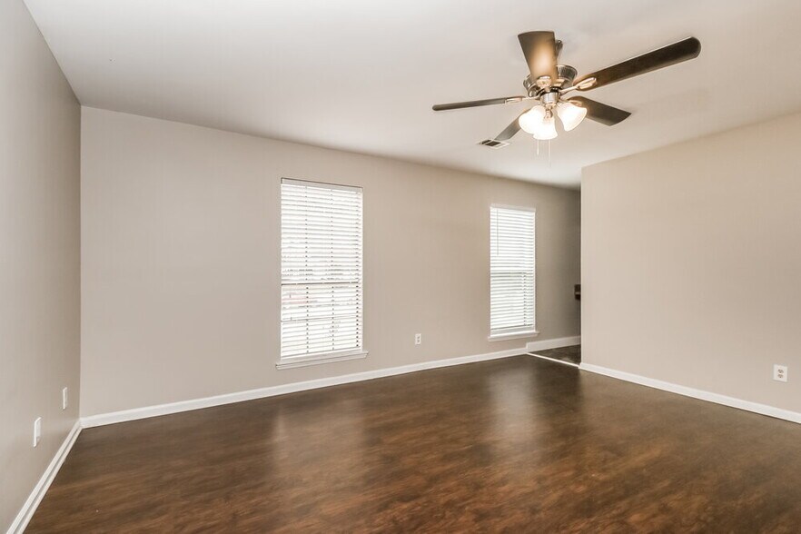 Building Photo - 978 Mainstreet Lake Dr