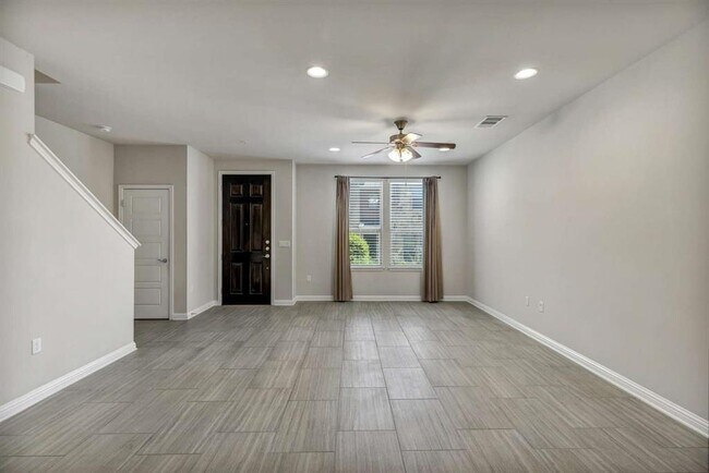 Building Photo - 13800 Lyndhurst St