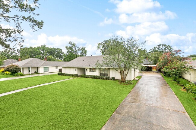 Building Photo - 12037 Oak Haven Ave