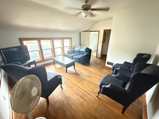 Building Photo - 2482 Bangs St