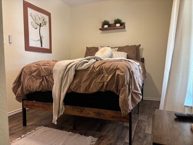 Room 3 includes a queen bed - 4685 Boot Hill Dr