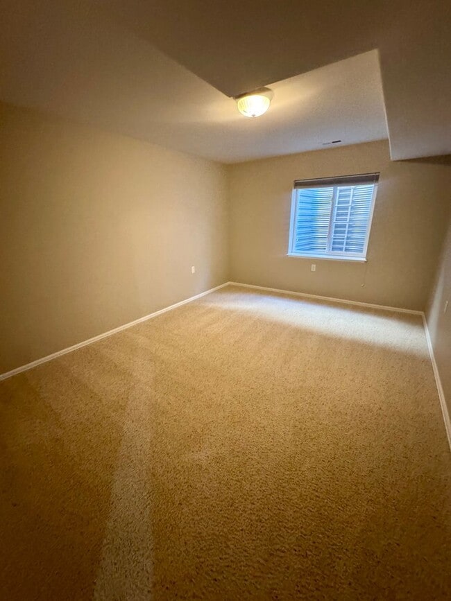 Building Photo - Beautiful home in with Stunning Mountain Views