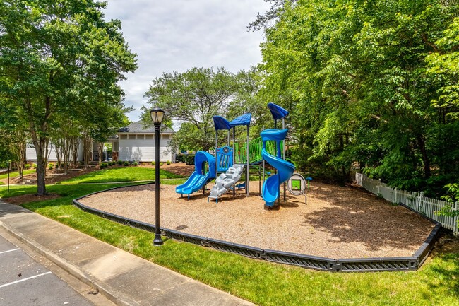 Building Photo - Fabulious Townhome in Baxter Village, Fort...