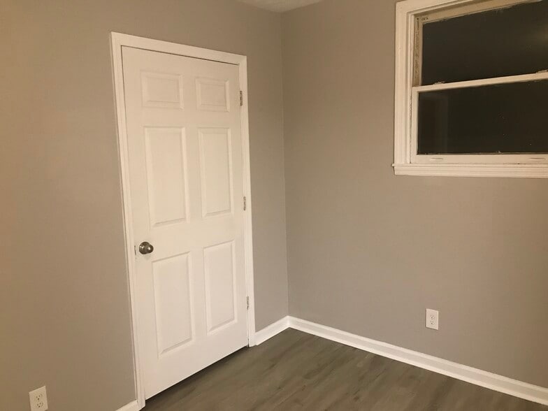 Closet - 1110 Broad St