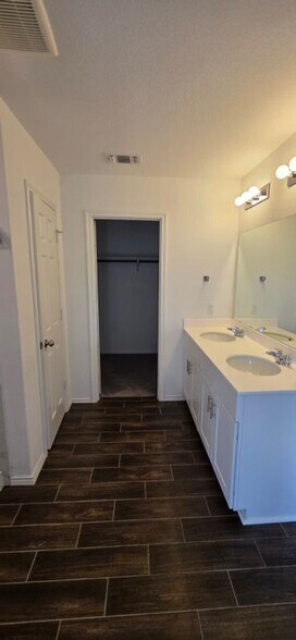 Building Photo - 541 Pickrell Lp