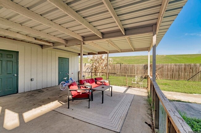 Building Photo - 550 S River Rd