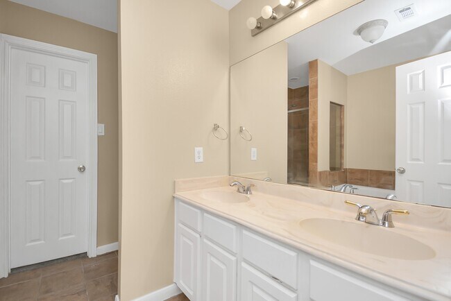 Building Photo - 11899 Algonquin Dr