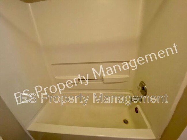 Building Photo - 2180 Shadowbrook Dr