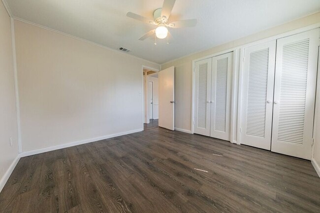 Building Photo - 907 Lake Jessie Dr