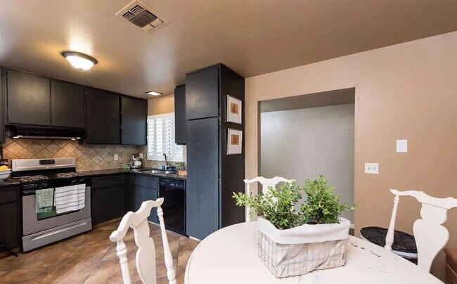 Building Photo - Beautiful one Bathroom unit in Fresno. Close to Fig Garden Village and River Park.