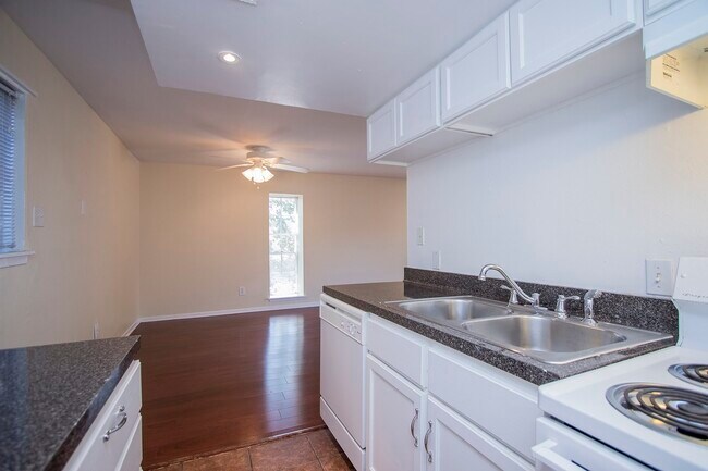 Building Photo - 425 Emerson St