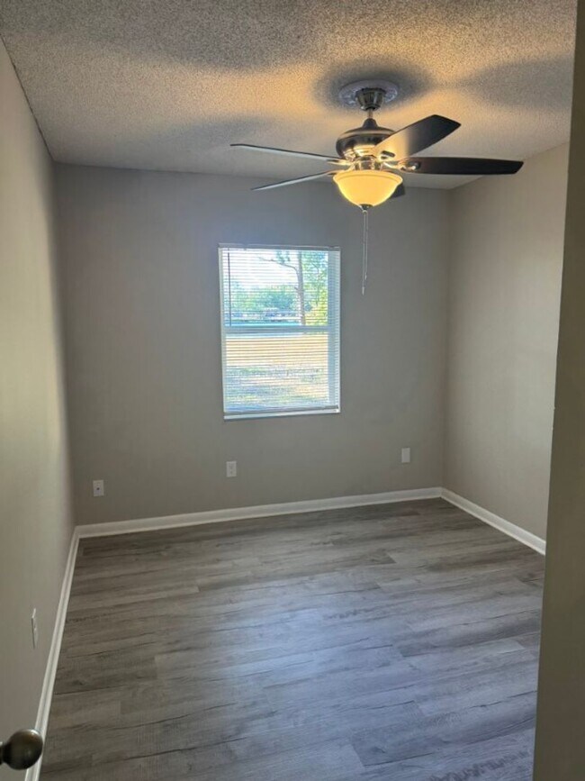 Building Photo - Home For Rent