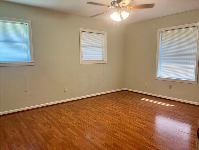 Building Photo - 2005 2nd St N