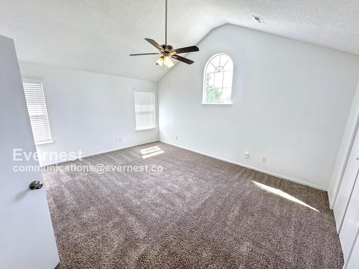 Building Photo - 1300 NW Willow Dr