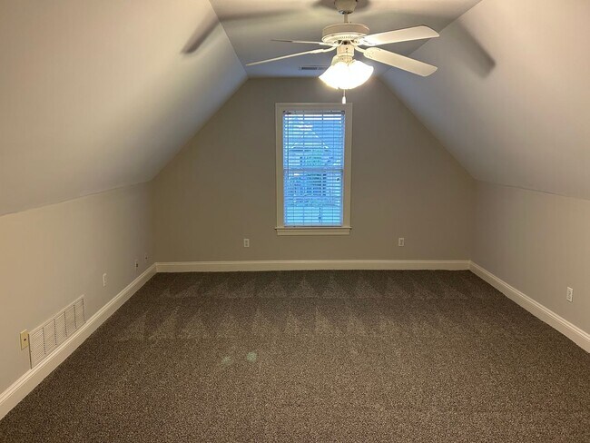 Building Photo - 3069 Roseleigh Dr