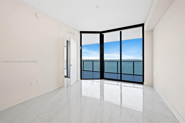 Building Photo - 700 NE 24th St