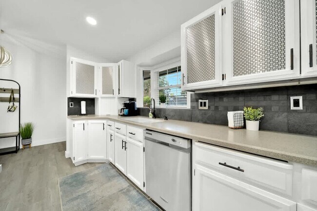 Building Photo - 5999 N Pinegrove Dr