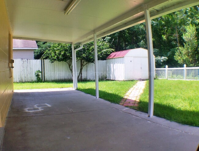 Building Photo - 2320 Justin Ave