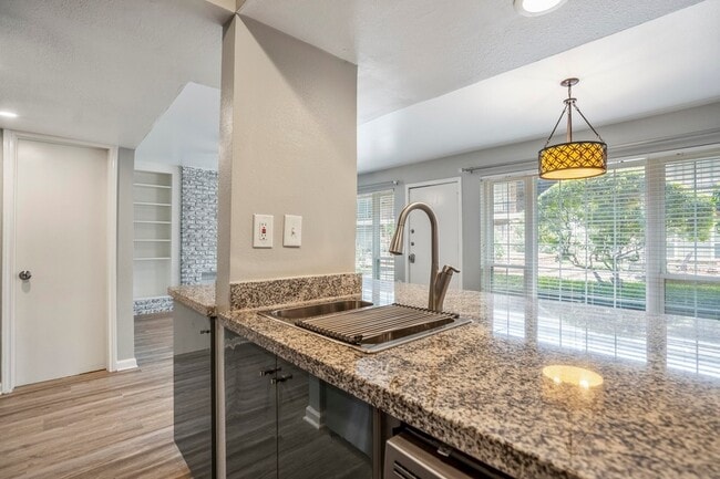 Building Photo - 5343 Richmond Ave.