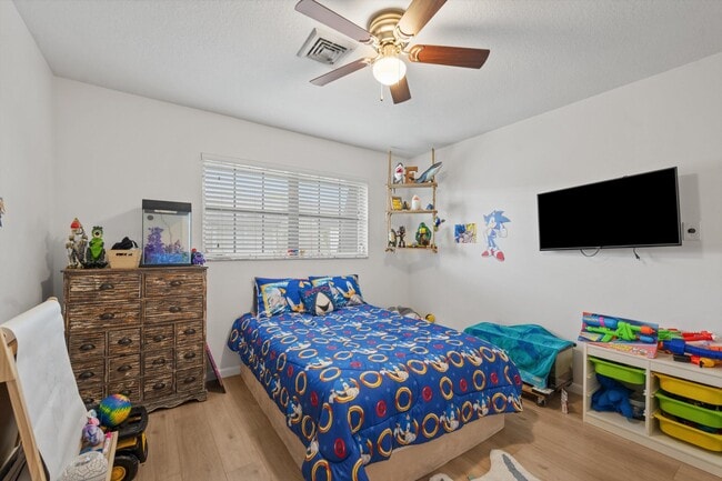 Building Photo - 404 Pine Tree Ct