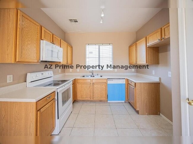 Building Photo - 670 E Mariposa Pl