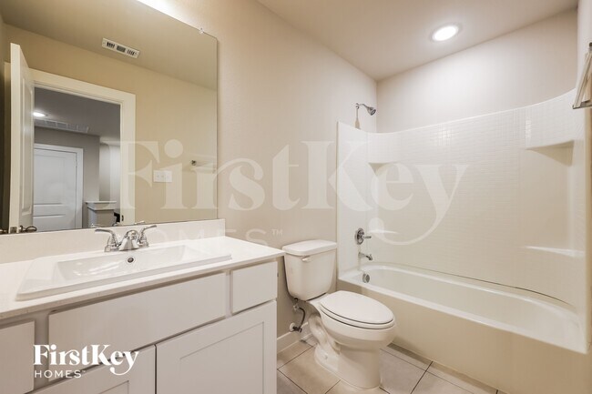 Building Photo - 625 Sophia Wy