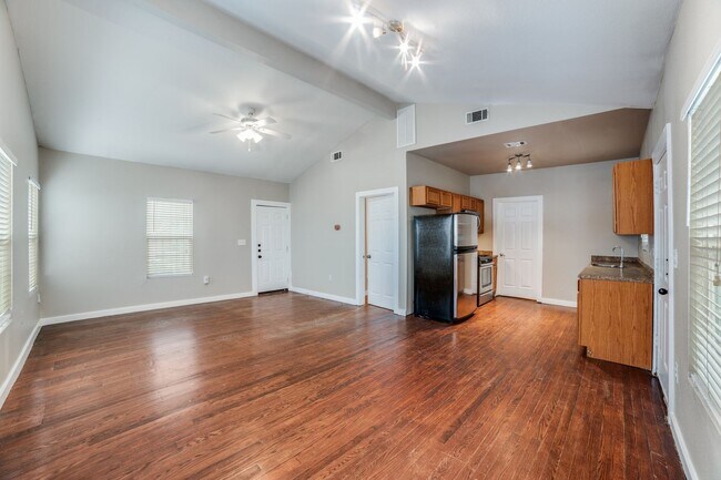 Building Photo - TOBIN HILL COTTAGE