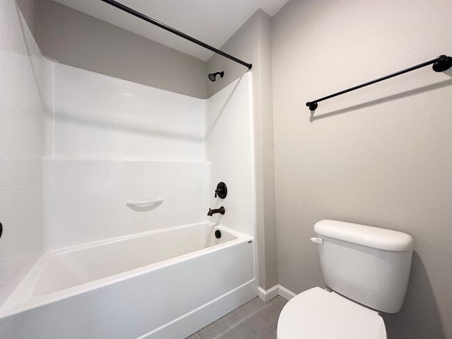 Building Photo - Stunning Modern 5 Bed 3 Bath Home in North...