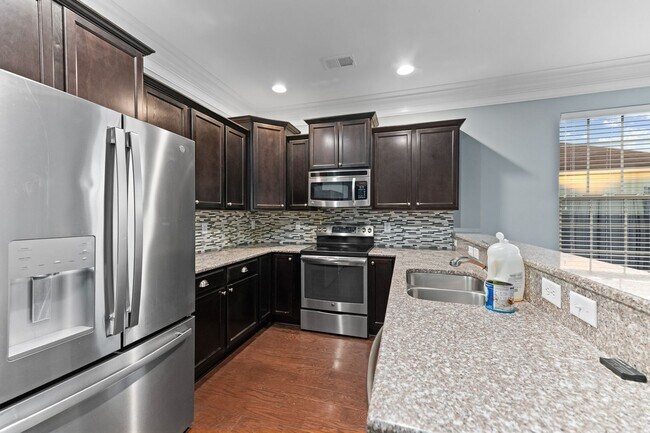 Building Photo - 3 BD 2.5 BA | Charming Home