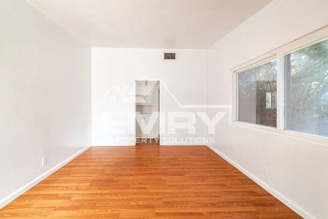 Building Photo - 1 Bedroom Apartment Move in Ready Inglewoo...