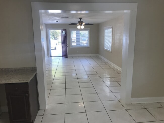 Building Photo - 5 Bedroom Home Close to Downtown