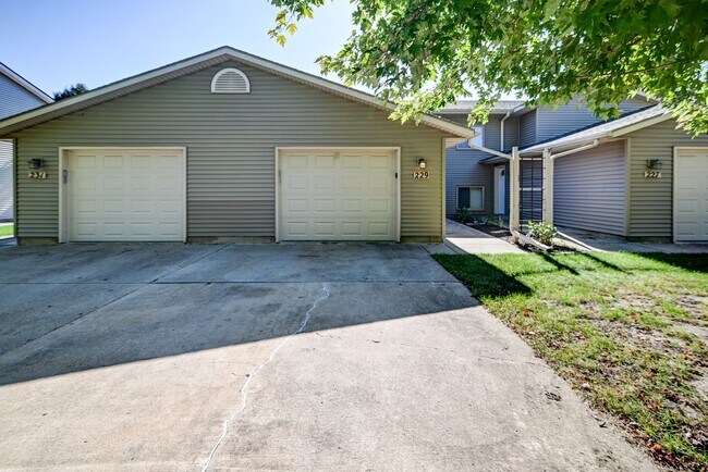 Building Photo - Broadway Drive - Sun Prairie