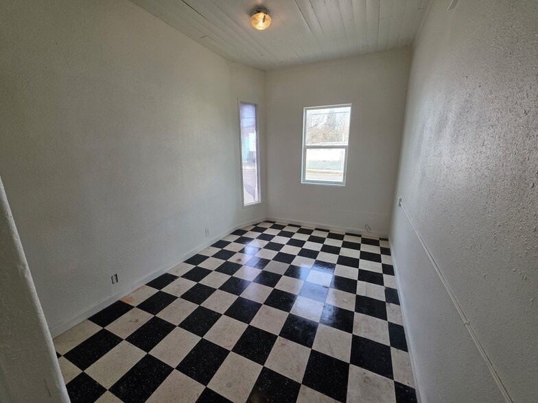 Building Photo - 620 E Main St