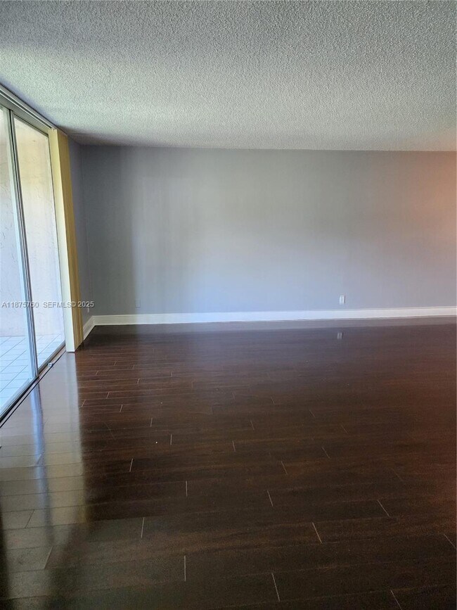 Building Photo - 681 S Hollybrook Dr