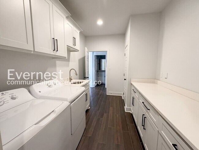 Building Photo - 3 Bed, 2 Bath Home with Fenced Yard & Garage / Available Now!
