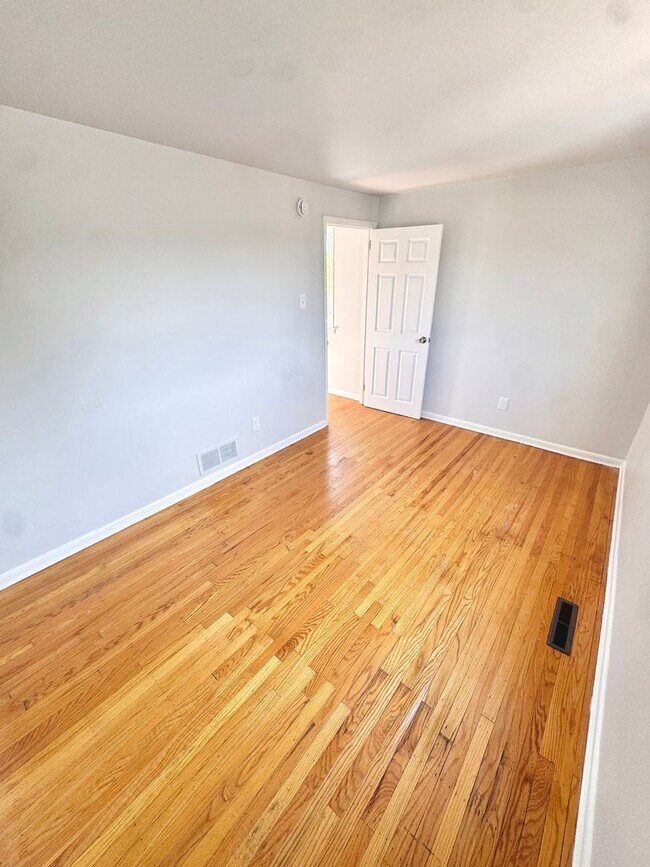 Building Photo - SUPER CLEAN THREE BEDROOM TOWNHOME