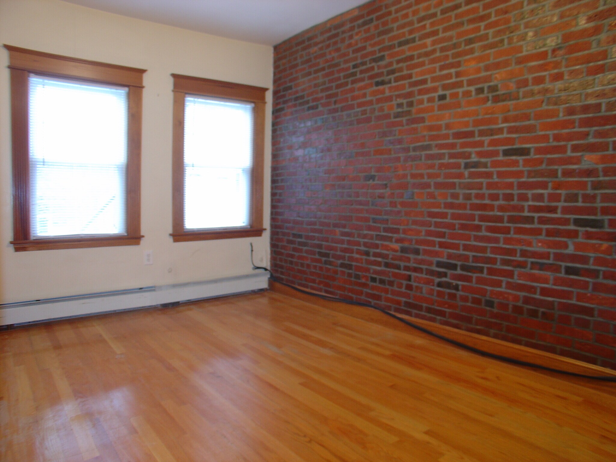 Building Photo - 527 E 3rd St
