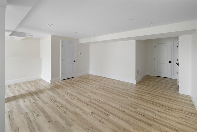 Building Photo - 19 Lily Pond Ln